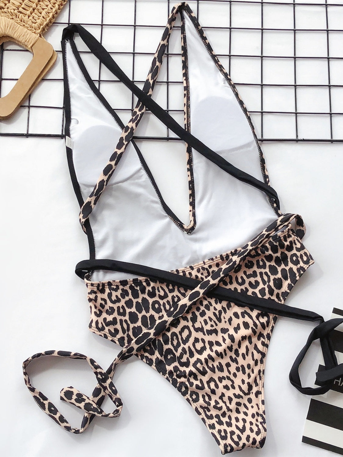 Traje de baño de una pieza con escote pronunciado y estampado de leopardo atado