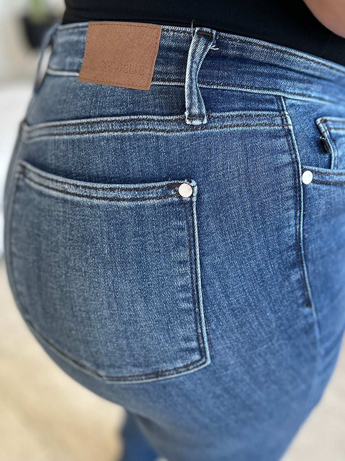 Vaqueros ajustados desgastados de cintura alta y talla grande de Judy Blue