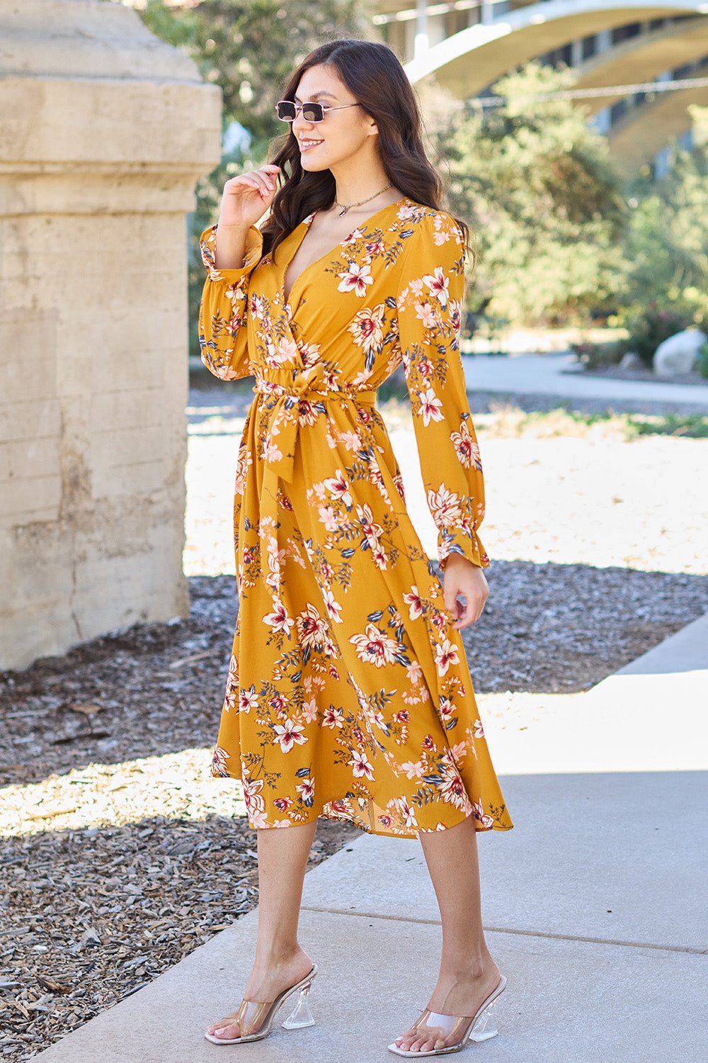 Vestido con mangas con volantes y lazo en la espalda, estampado floral, de tamaño completo, de Double Take