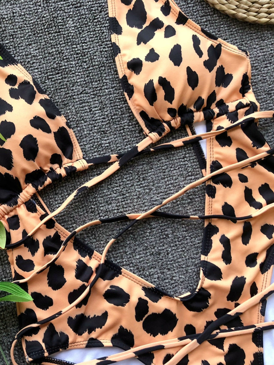 Traje de baño de una pieza con escote pronunciado y espalda descubierta con cordones
