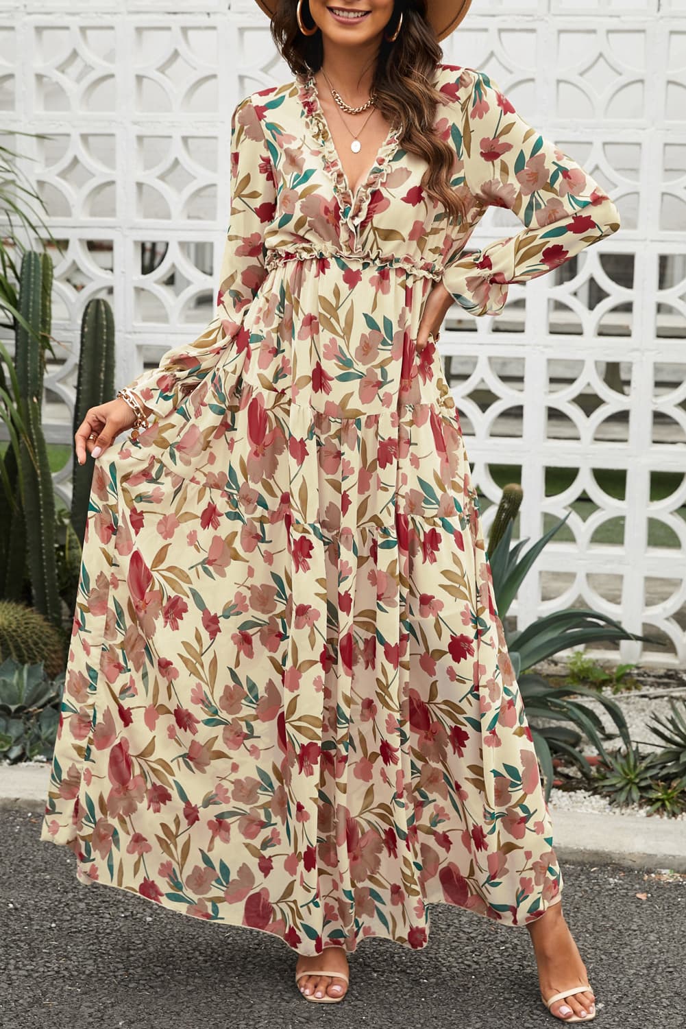 Vestido largo con escote pronunciado, mangas con volantes y ribete floral
