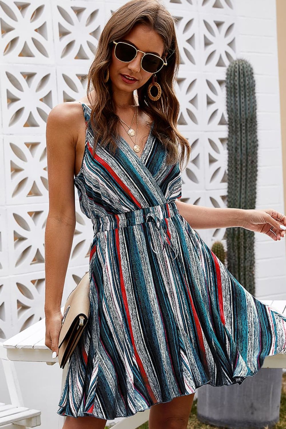Vestido de tirantes finos con cuello cruzado a rayas