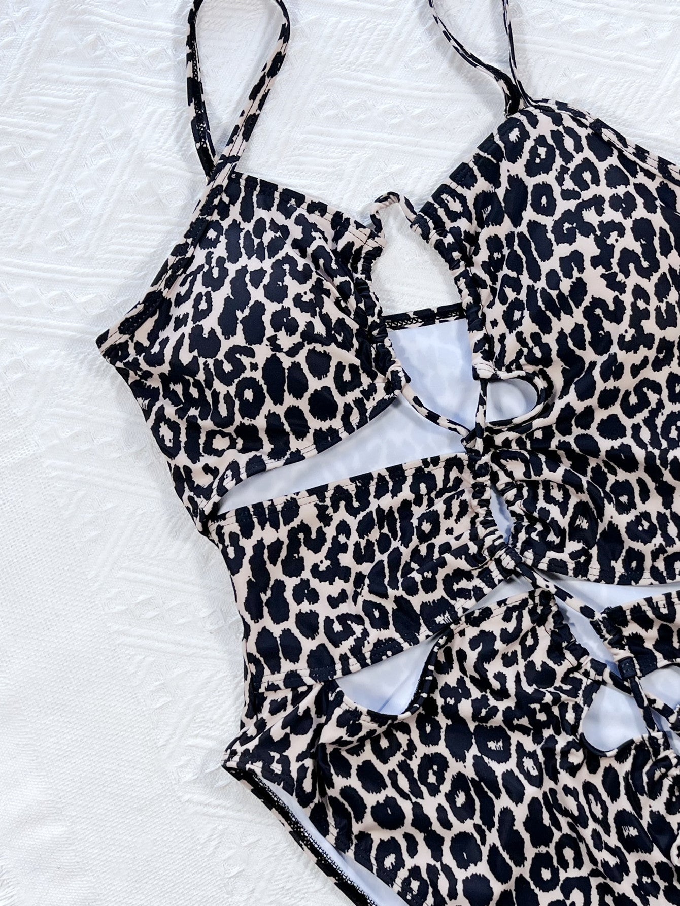 Traje de baño de una pieza con lazo y corte de leopardo