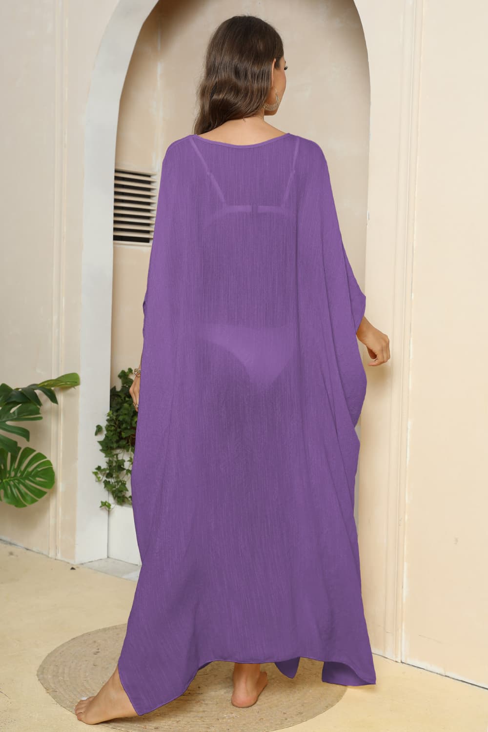 Vestido playero con cuello en V y mangas tres cuartos