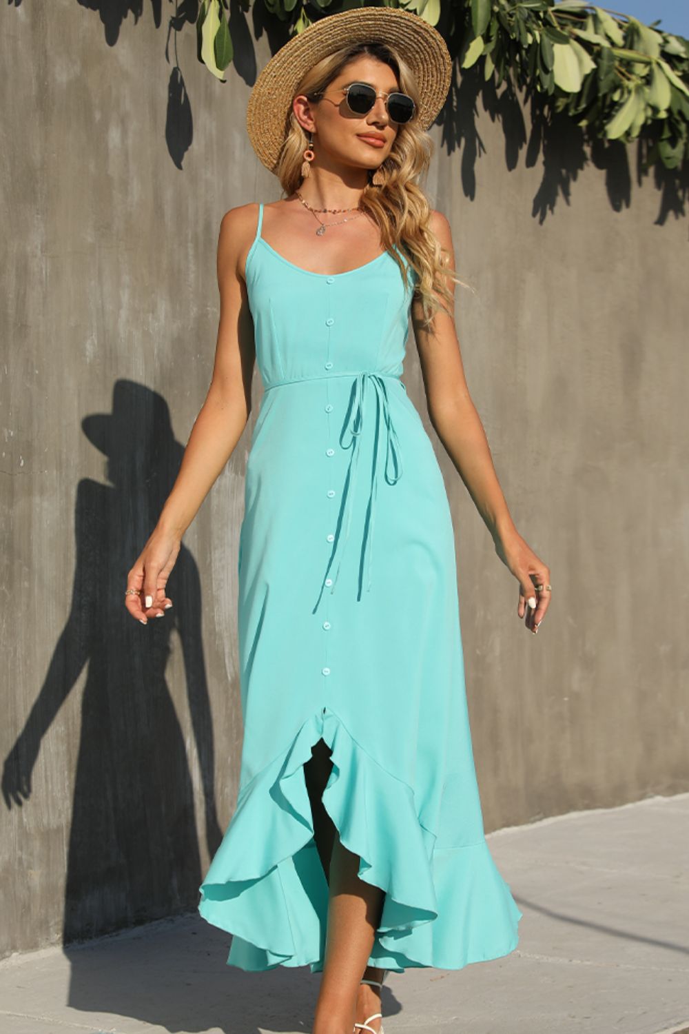 Vestido con botones decorativos, tirantes finos y dobladillo con volantes