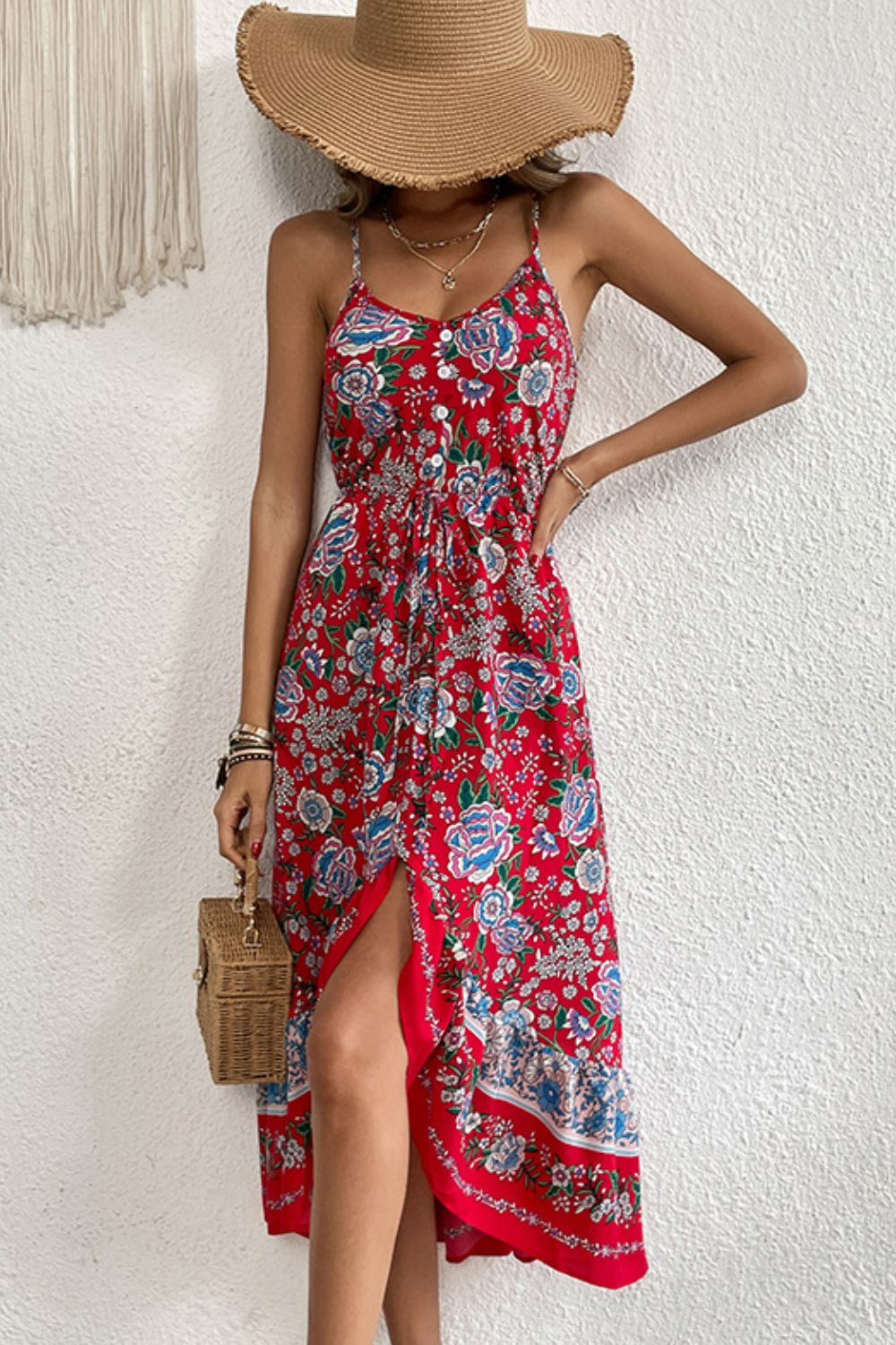 Vestido bohemio con tirantes finos y botones decorativos