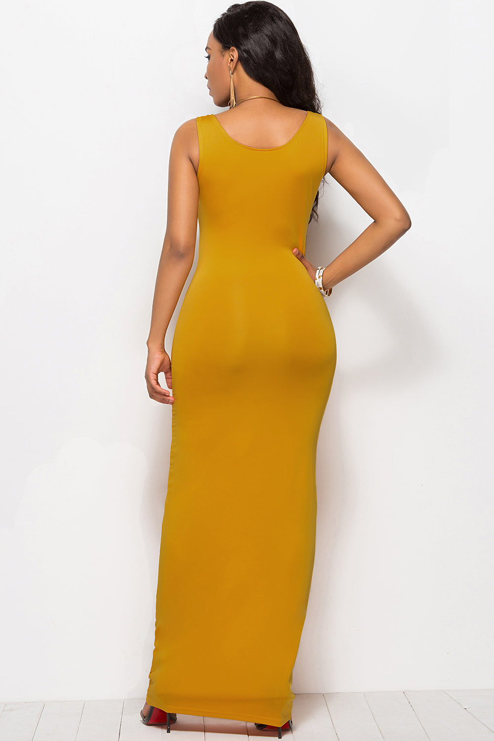 Vestido largo con escote redondo y tirantes anchos