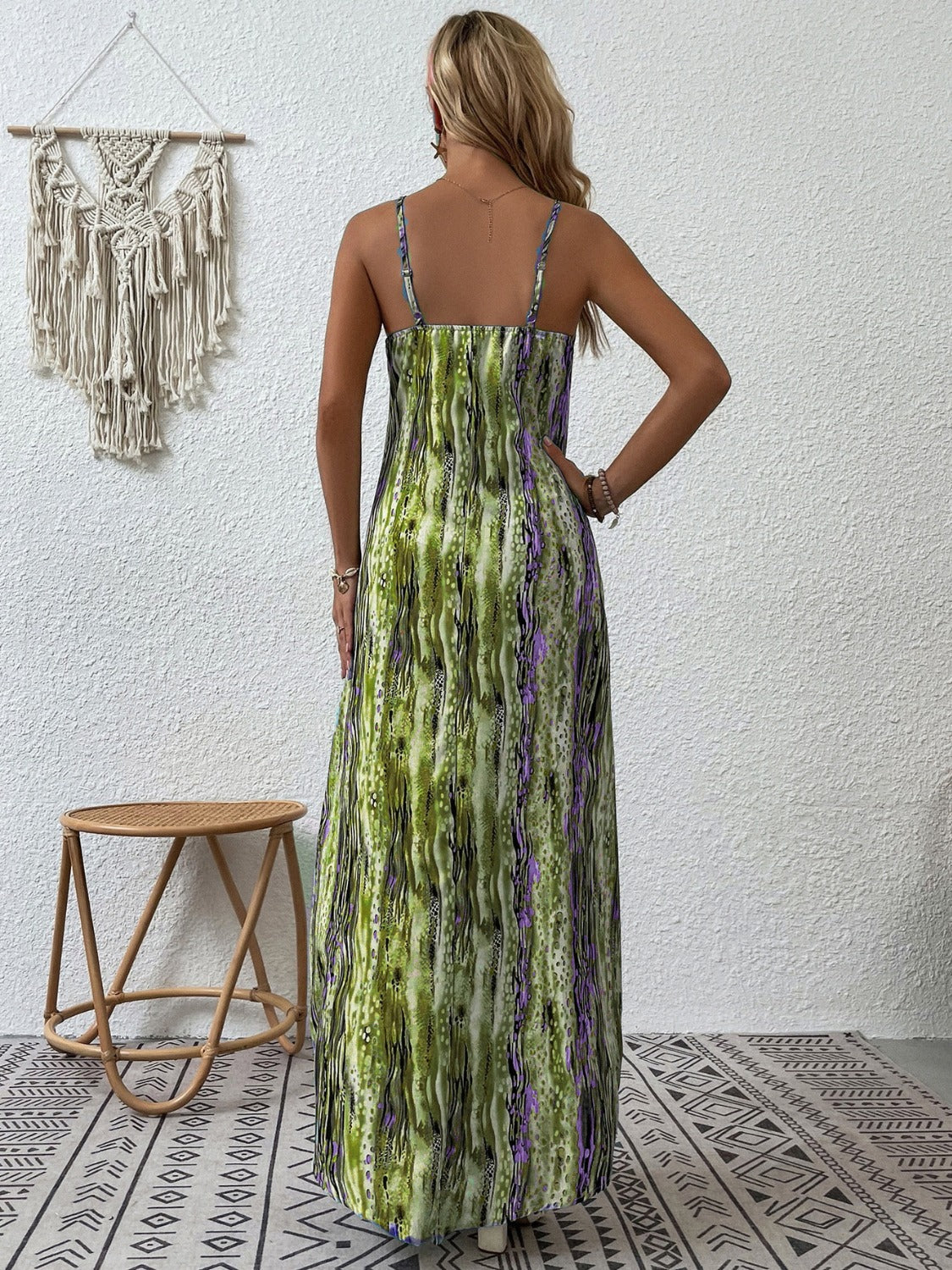 Vestido largo de tirantes finos con cuello redondo y estampado de talla grande
