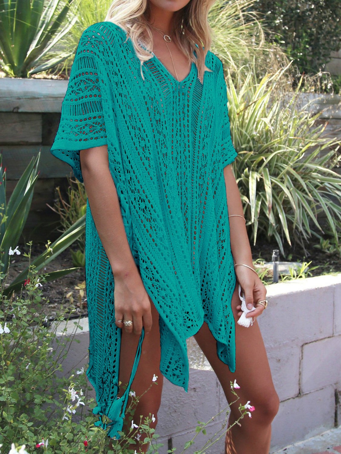 Vestido playero con escote en V recortado y borla