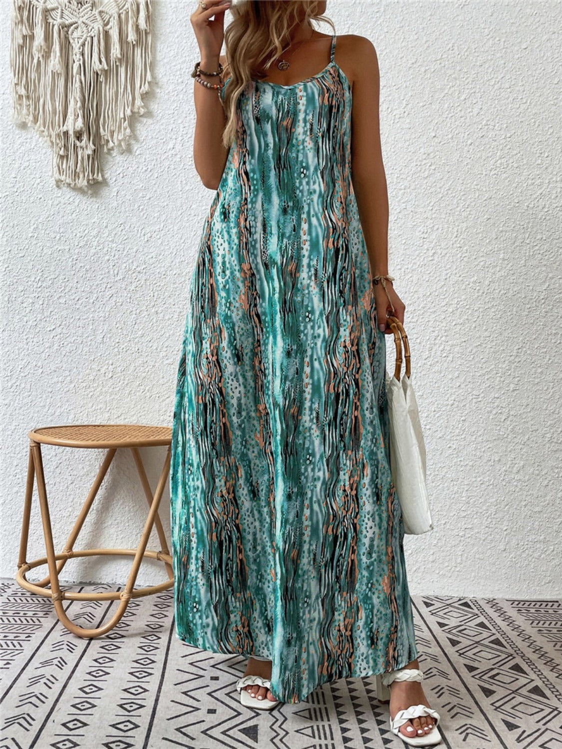 Vestido largo de tirantes finos con cuello redondo y estampado de talla grande