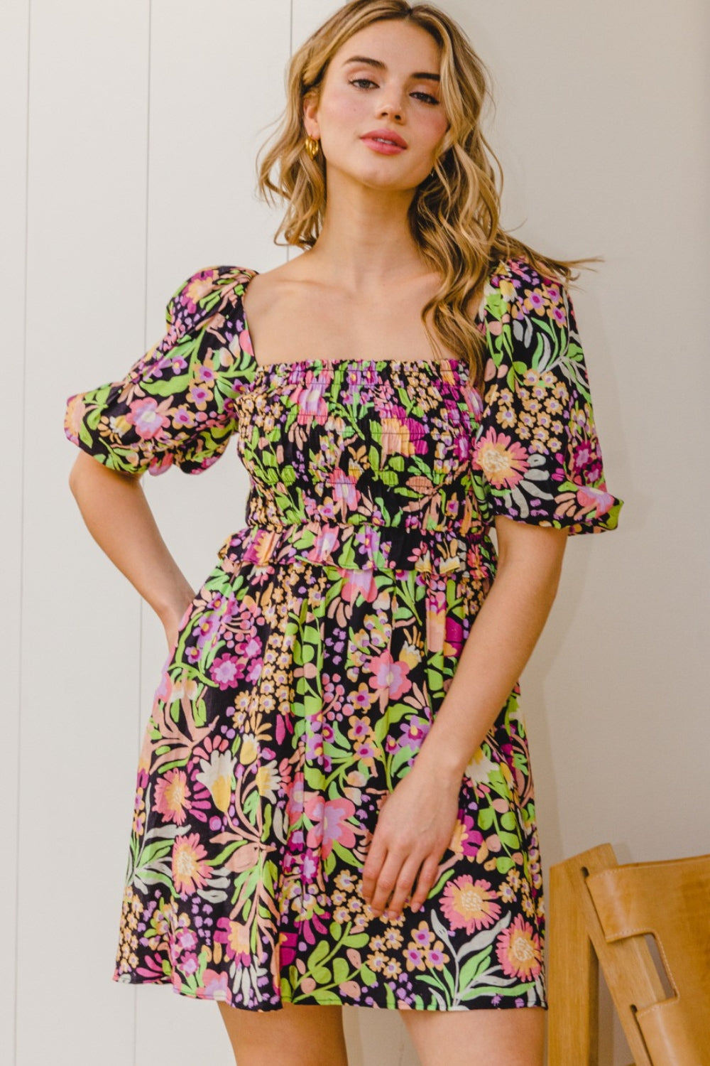 Vestido mini con lazo en la espalda y estampado floral de ODDI