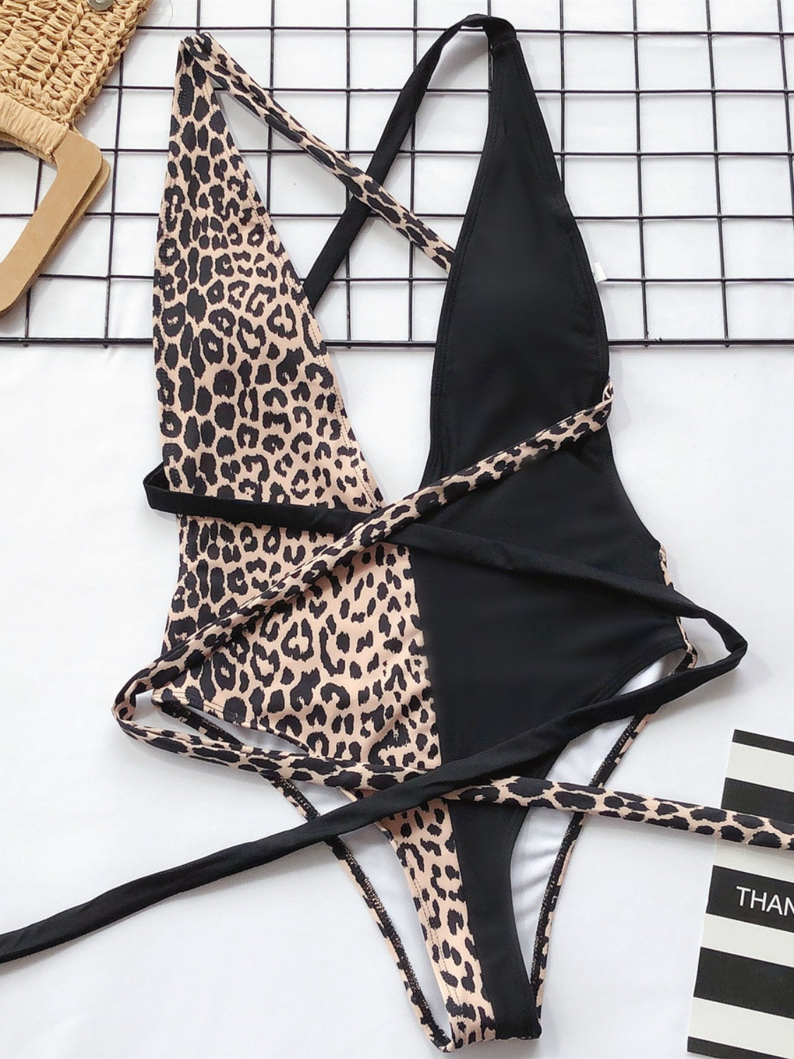 Traje de baño de una pieza con escote pronunciado y estampado de leopardo atado