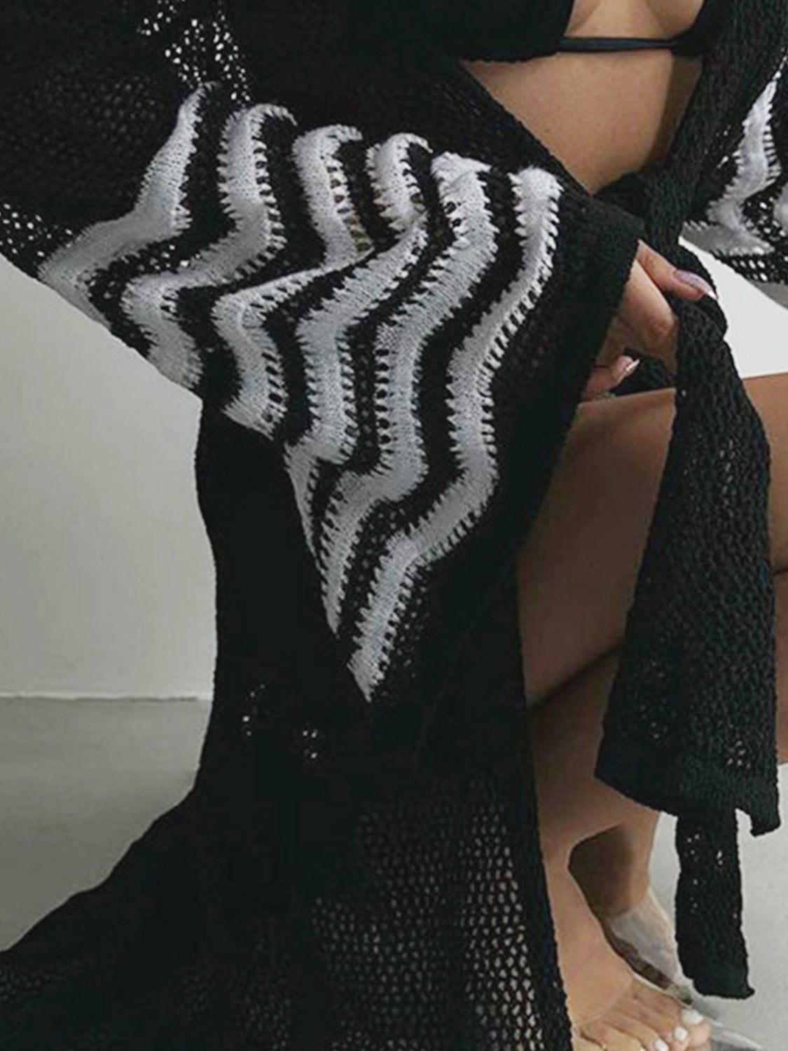 Vestido de playa con mangas acampanadas y rayas caladas
