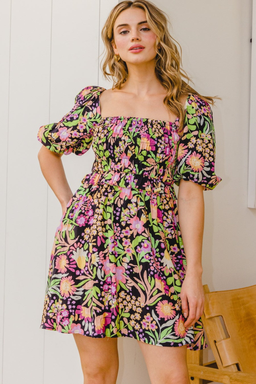 Vestido mini con lazo en la espalda y estampado floral de ODDI