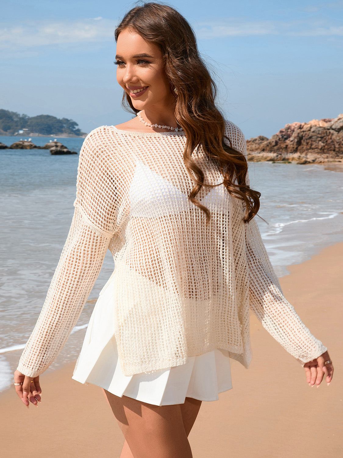 Vestido playero de manga larga con escote barco y abertura calada