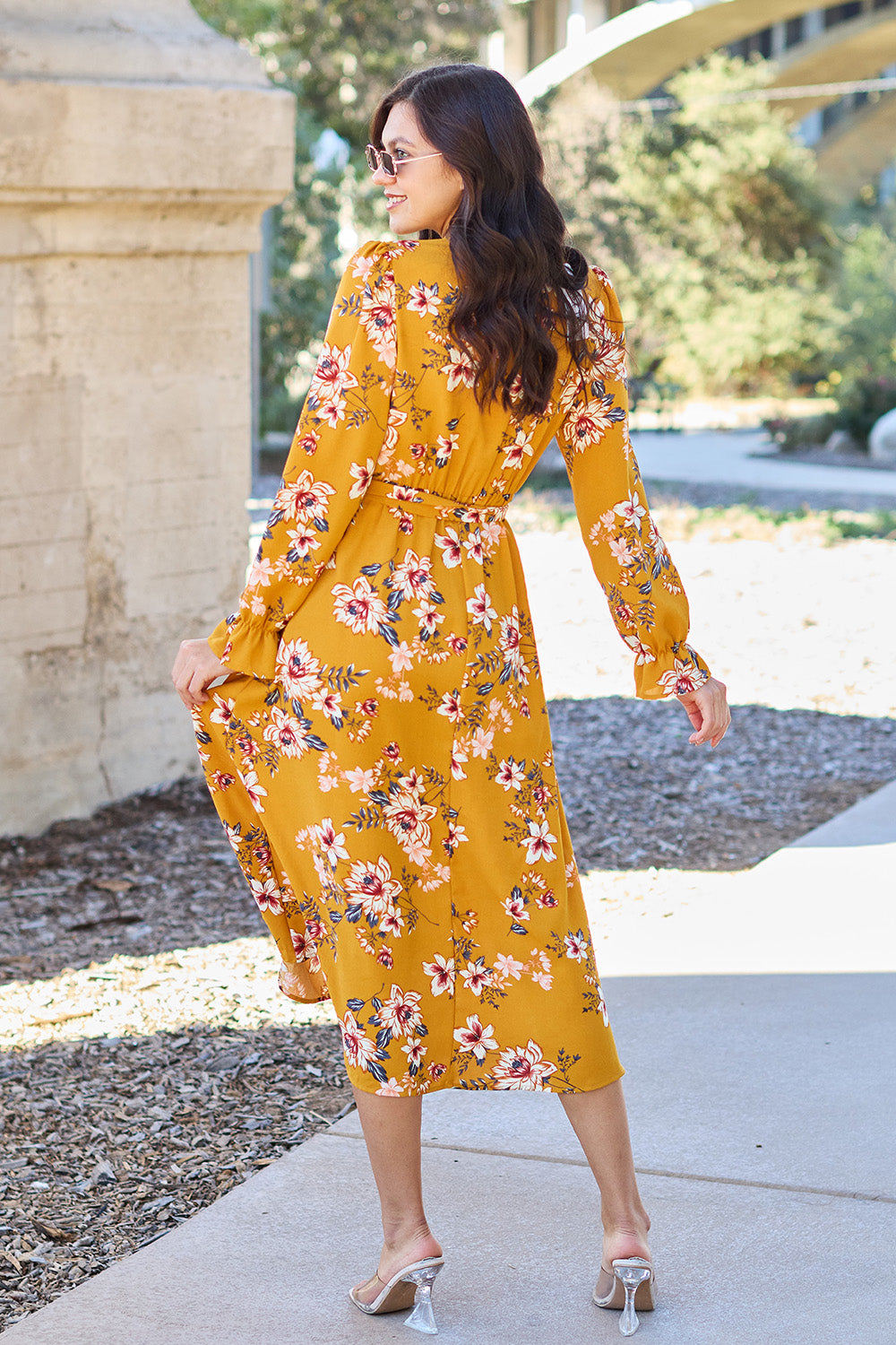 Vestido con mangas con volantes y lazo en la espalda, estampado floral, de tamaño completo, de Double Take