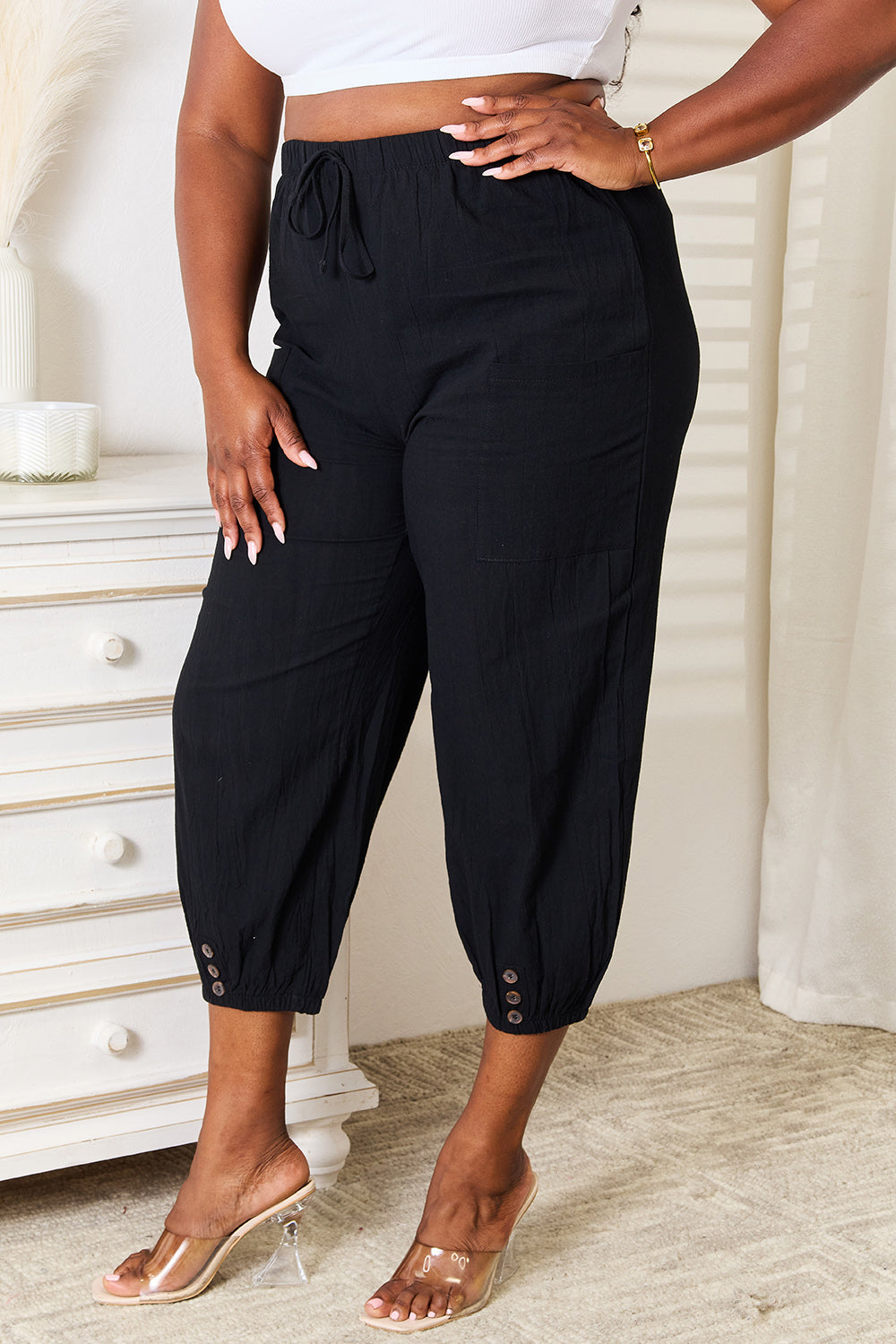 Pantalones cortos con botones decorativos