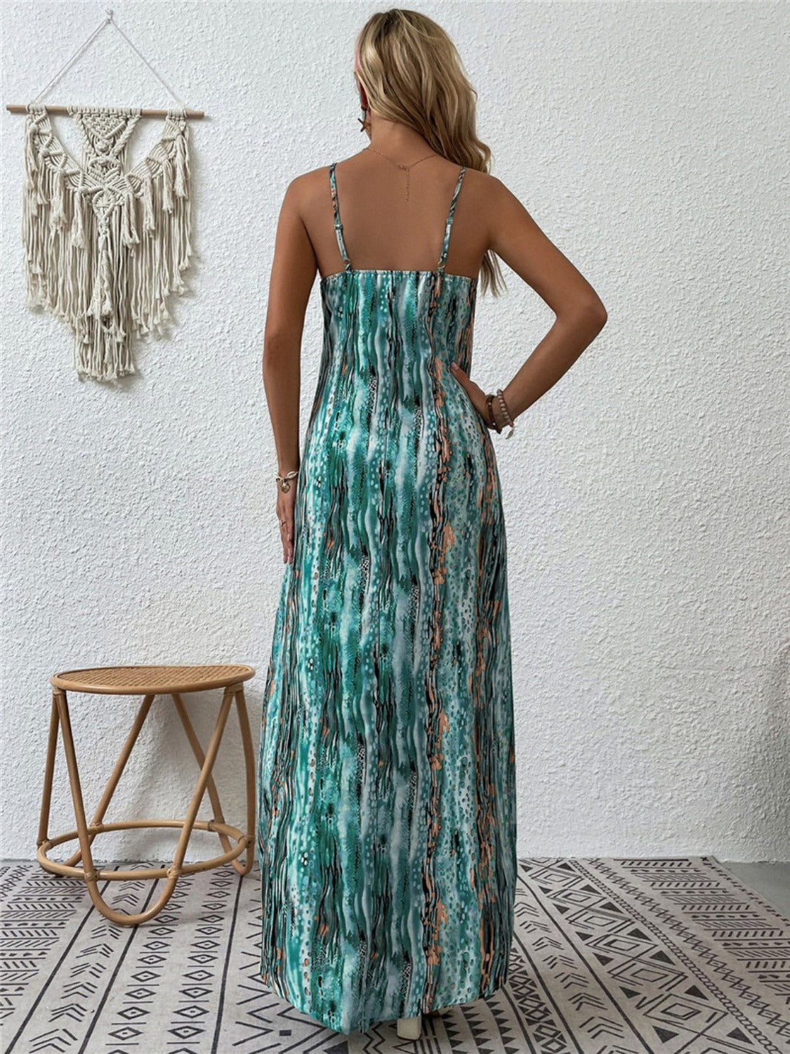 Vestido largo de tirantes finos con cuello redondo y estampado de talla grande