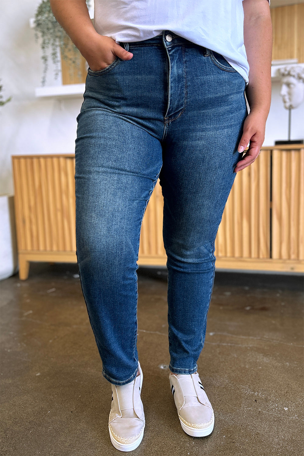 Vaqueros ajustados de cintura alta con control de abdomen de tamaño completo de Judy Blue