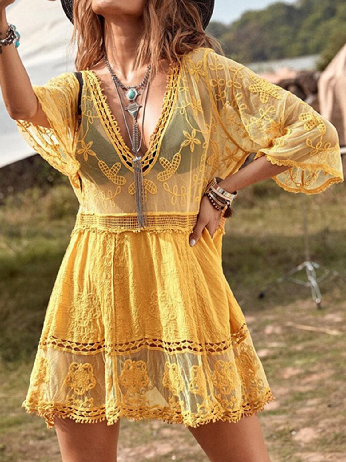 Vestido de noche con escote pronunciado y detalle de encaje