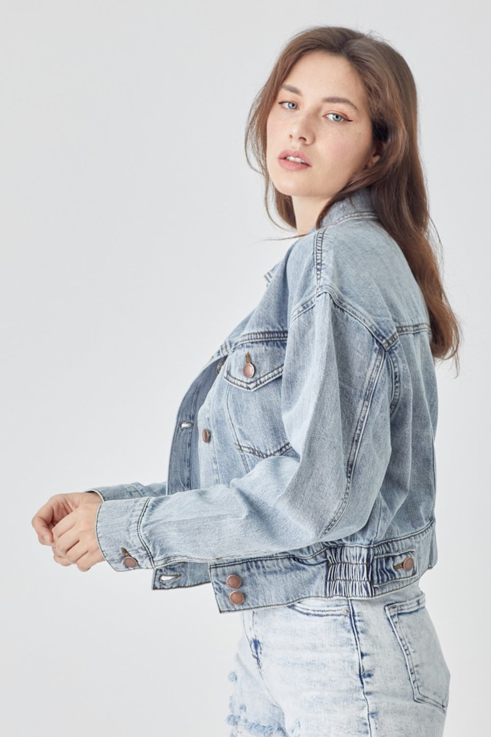 Chaqueta vaquera corta con botones y talla grande de RISEN