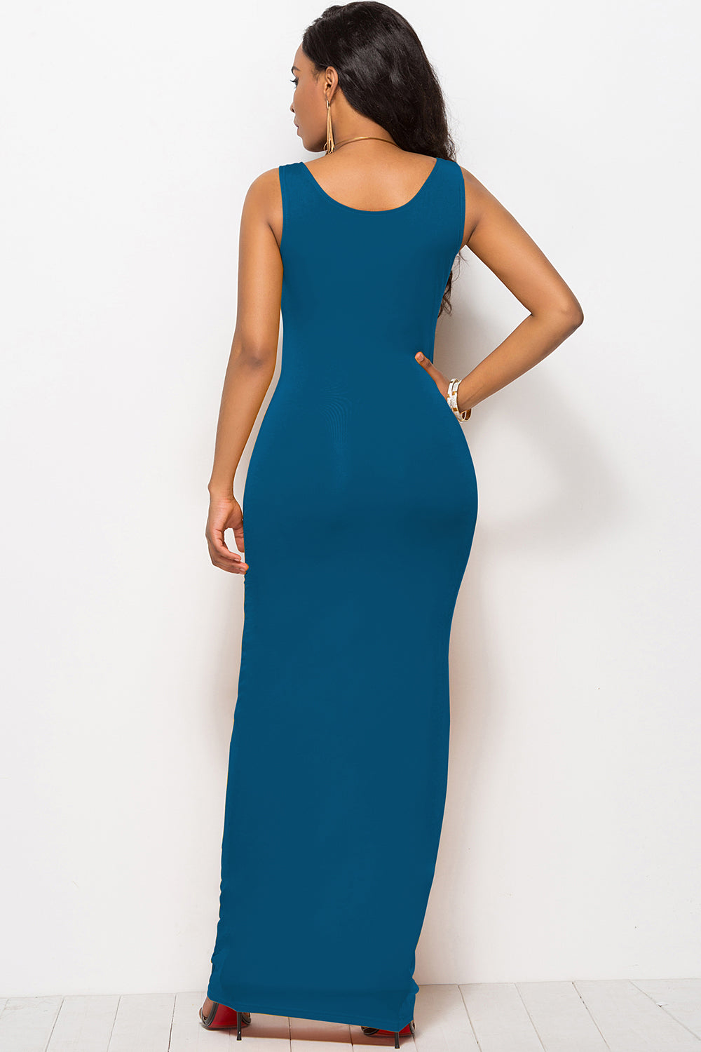 Vestido largo con escote redondo y tirantes anchos