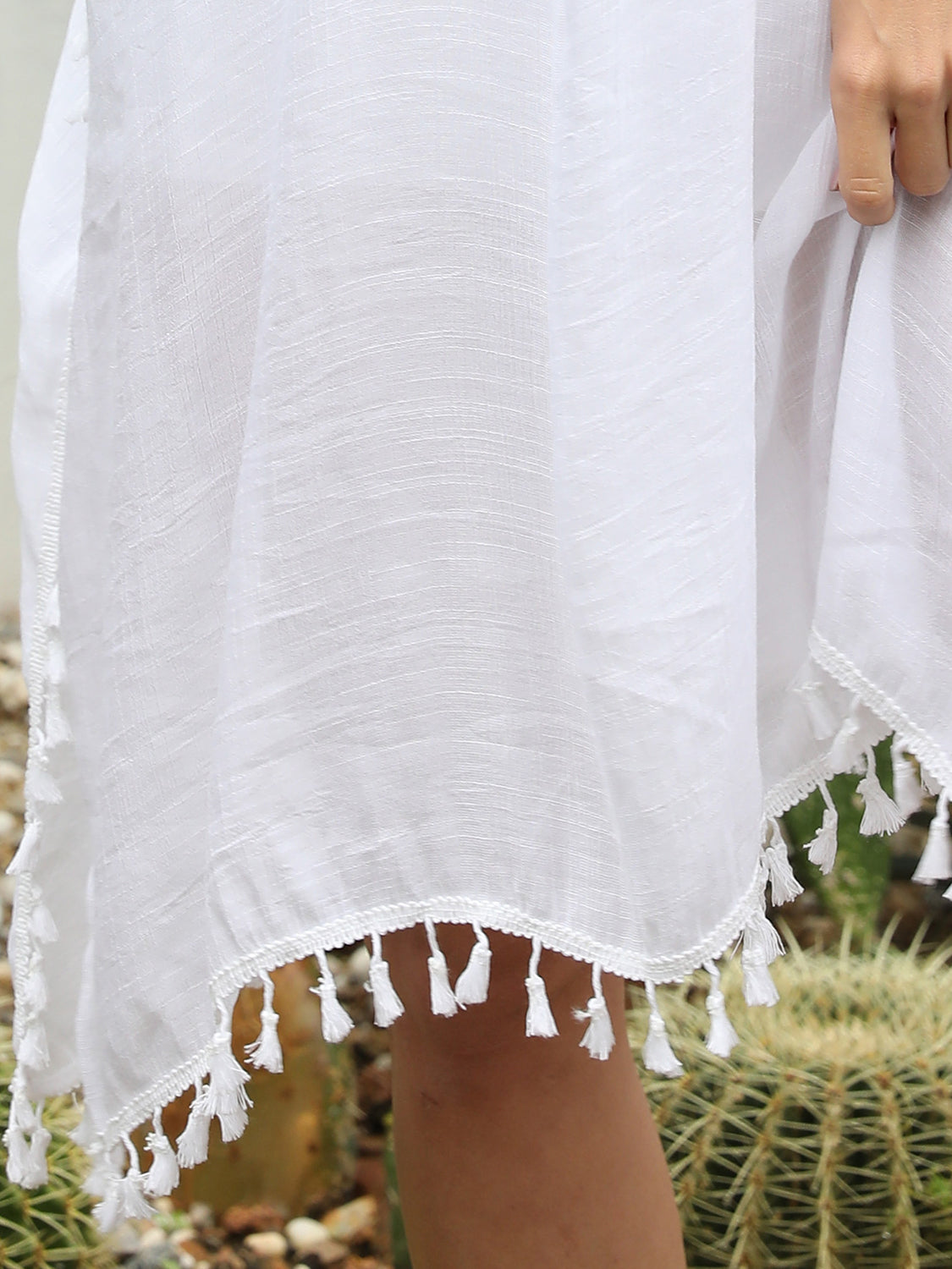 Vestido playero de media manga con abertura y borlas