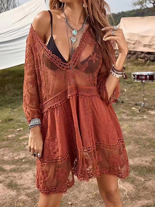 Vestido de noche con escote pronunciado y detalle de encaje