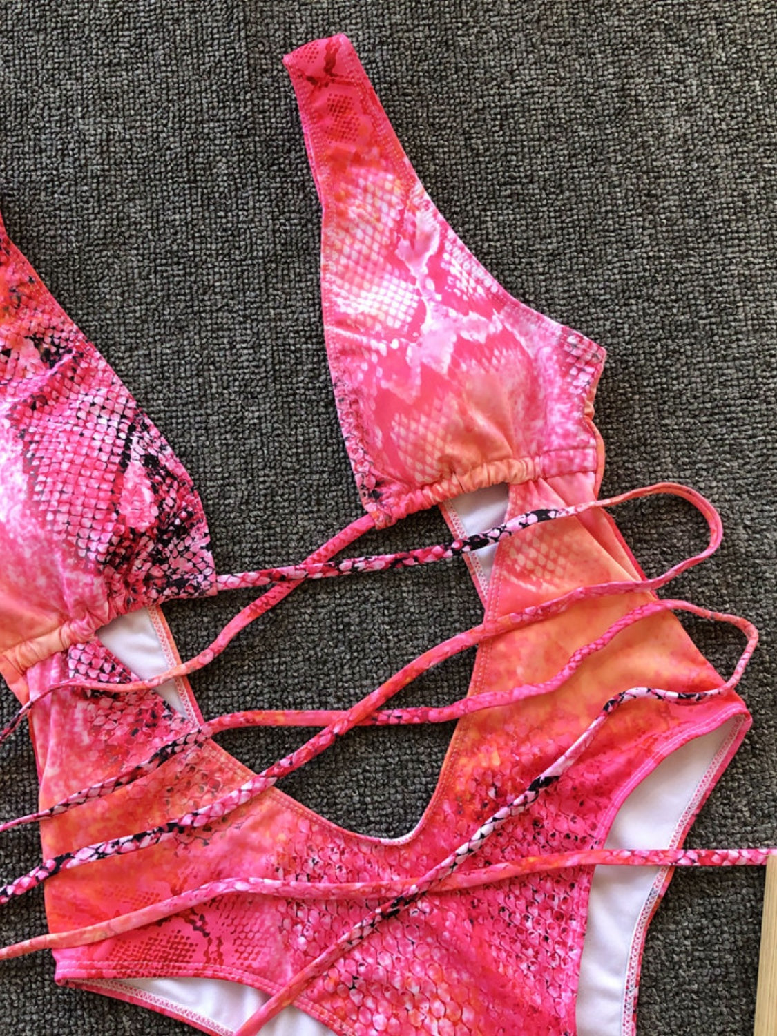 Traje de baño de una pieza con escote pronunciado y espalda descubierta con cordones