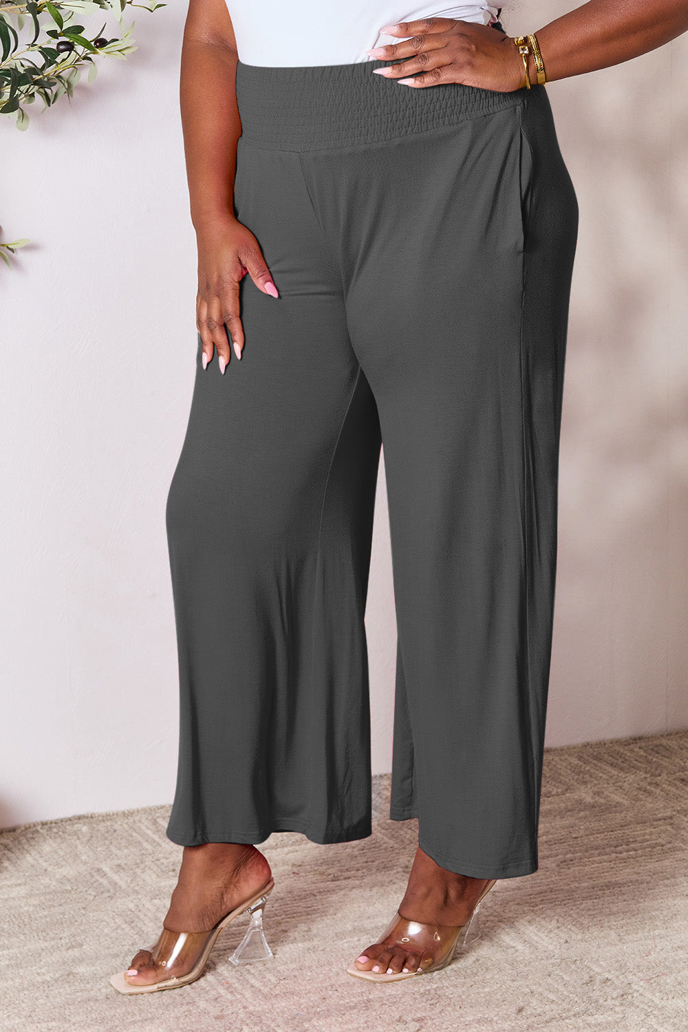 Pantalones de pierna ancha con cintura ancha y fruncido de tamaño completo de Double Take