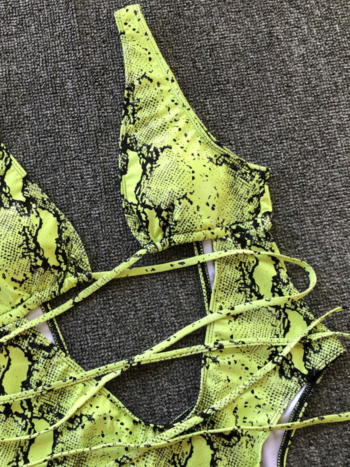Traje de baño de una pieza con escote pronunciado y espalda descubierta con cordones