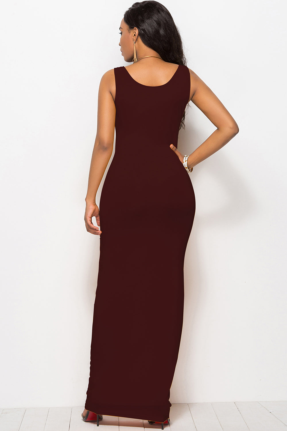 Vestido largo con escote redondo y tirantes anchos