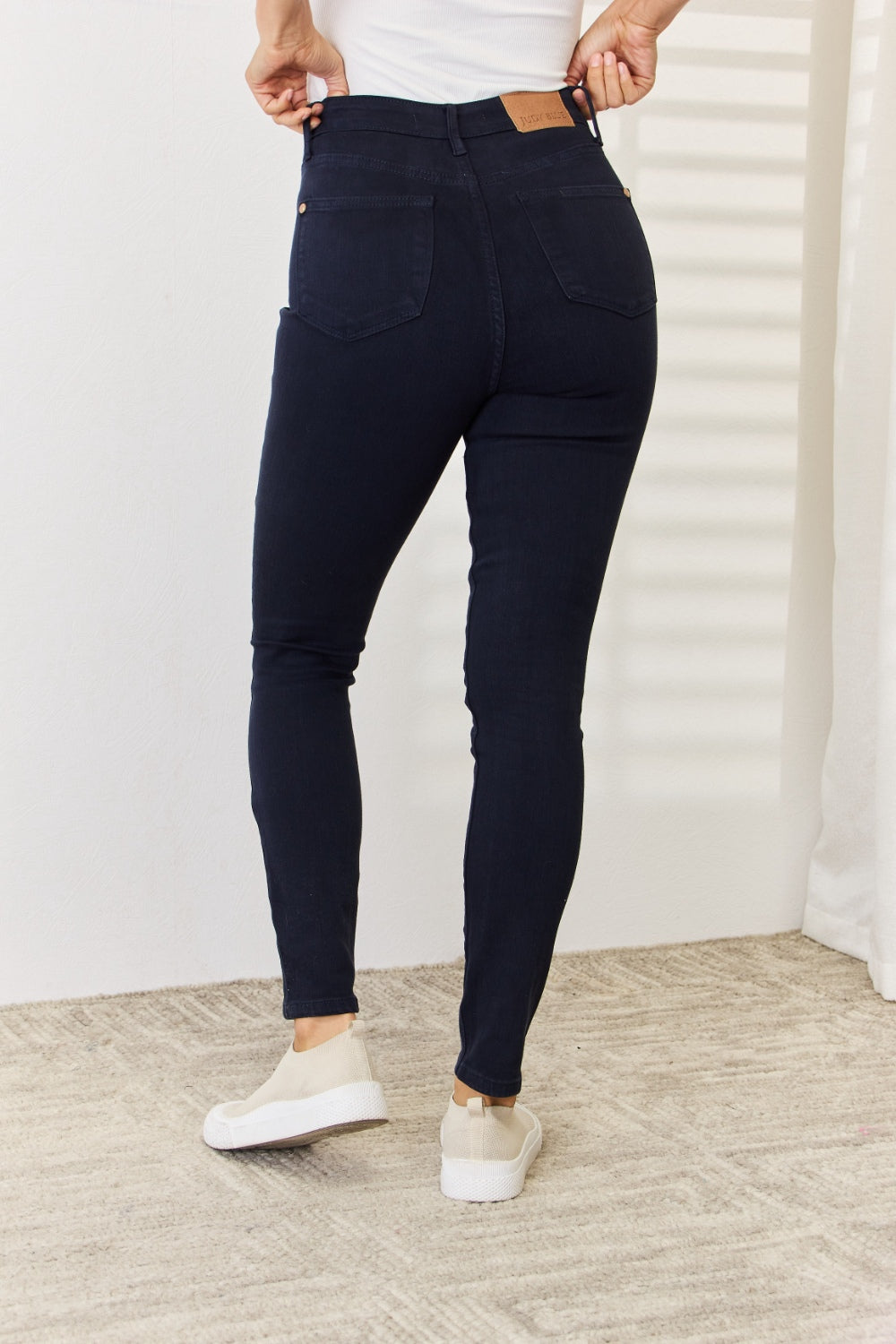 Vaqueros ajustados con control de abdomen teñidos en prenda de tamaño completo de Judy Blue