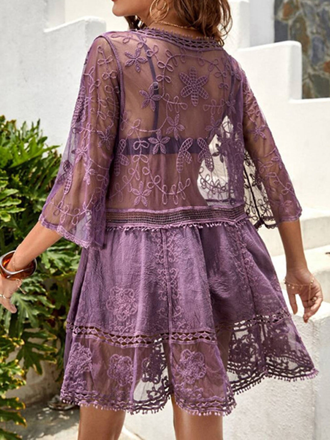 Vestido de noche con escote pronunciado y detalle de encaje