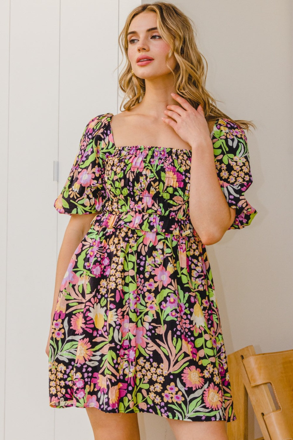 Vestido mini con lazo en la espalda y estampado floral de ODDI