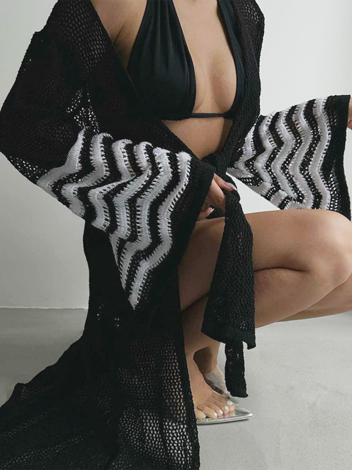 Vestido de playa con mangas acampanadas y rayas caladas