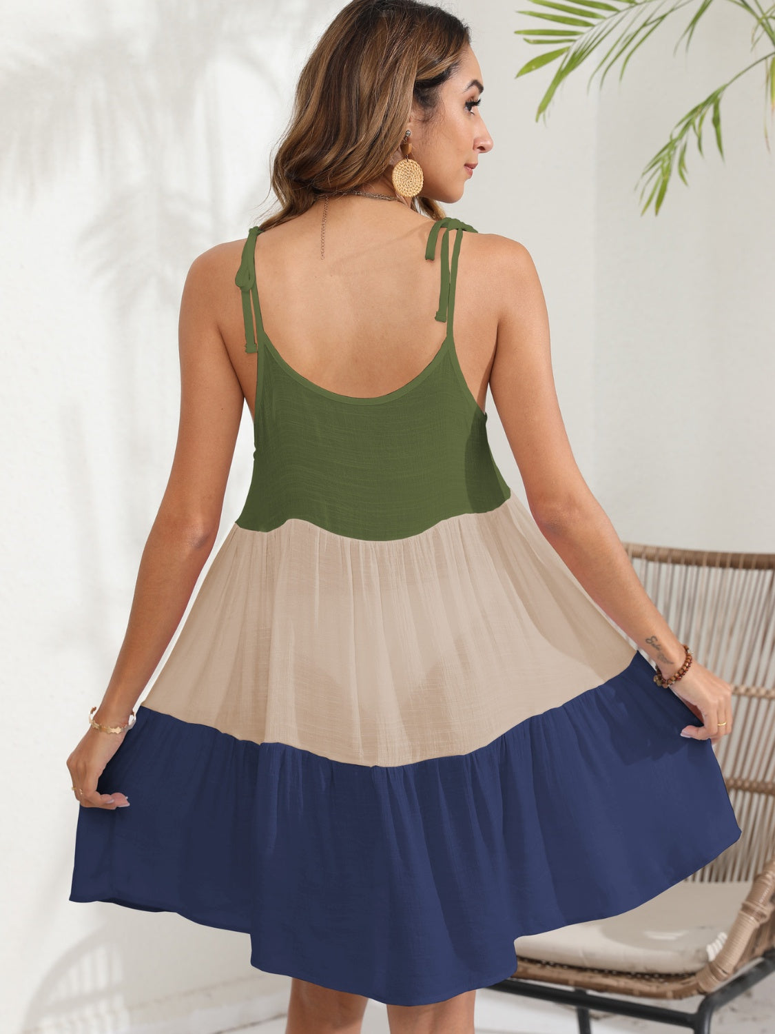 Vestido playero con tirantes finos y bloques de color