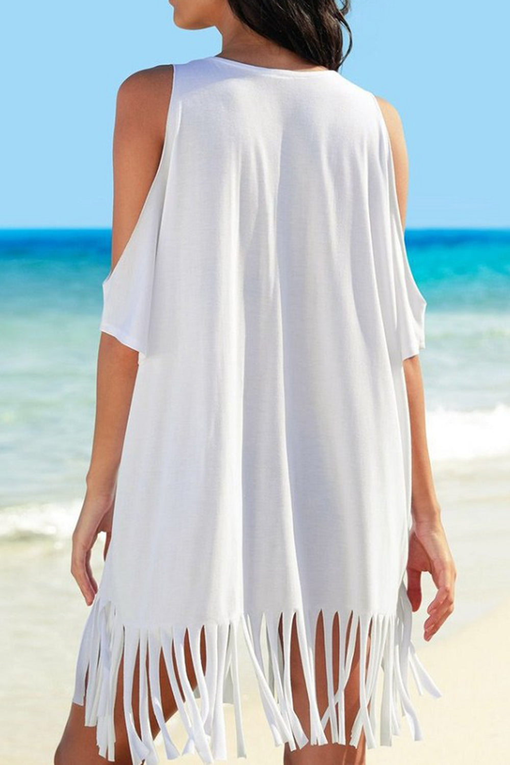 Vestido playero con flecos, escote en V y hombros descubiertos