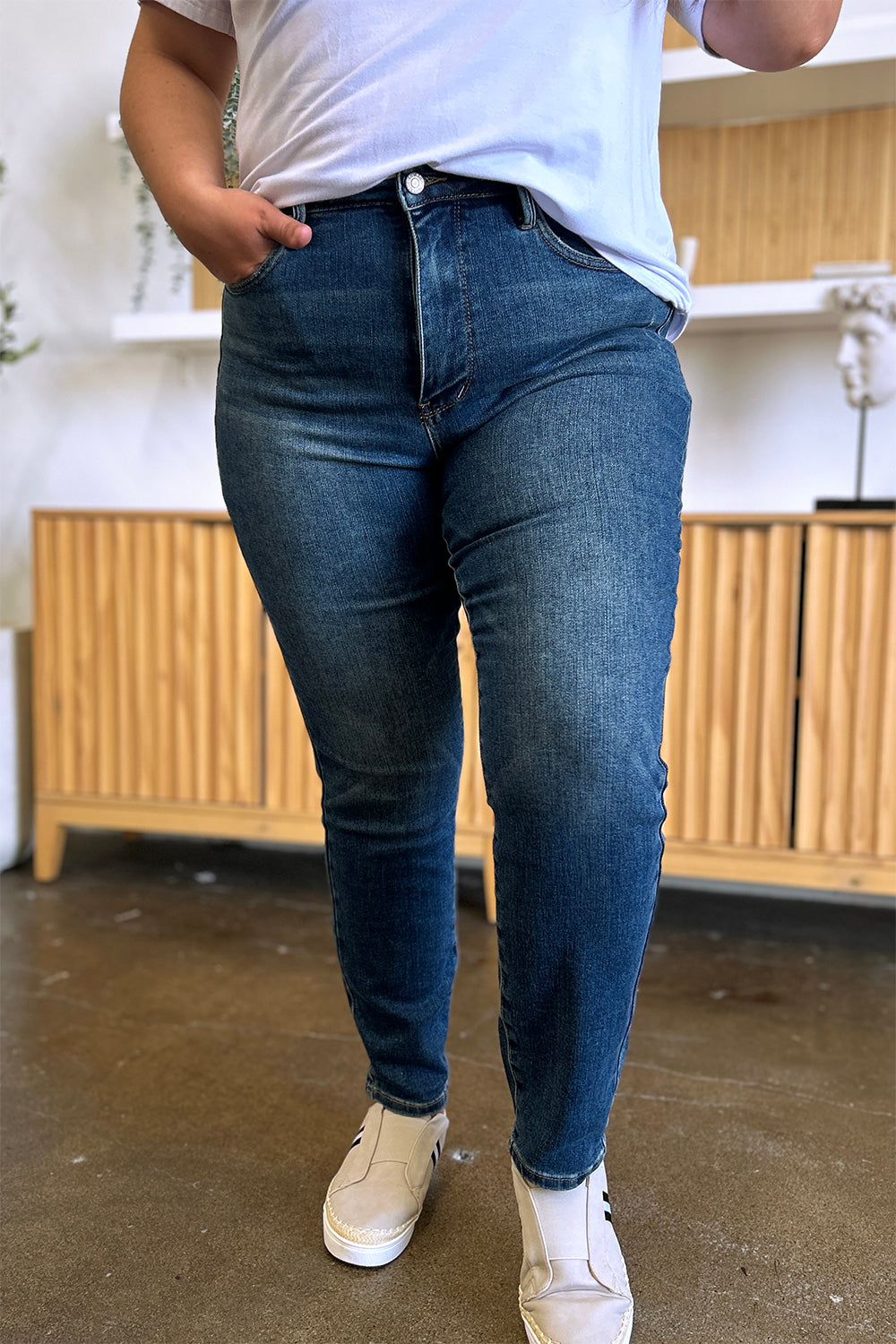 Vaqueros ajustados de cintura alta con control de abdomen de tamaño completo de Judy Blue
