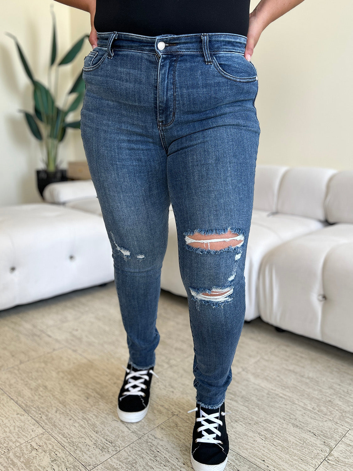 Vaqueros ajustados desgastados de cintura alta y talla grande de Judy Blue