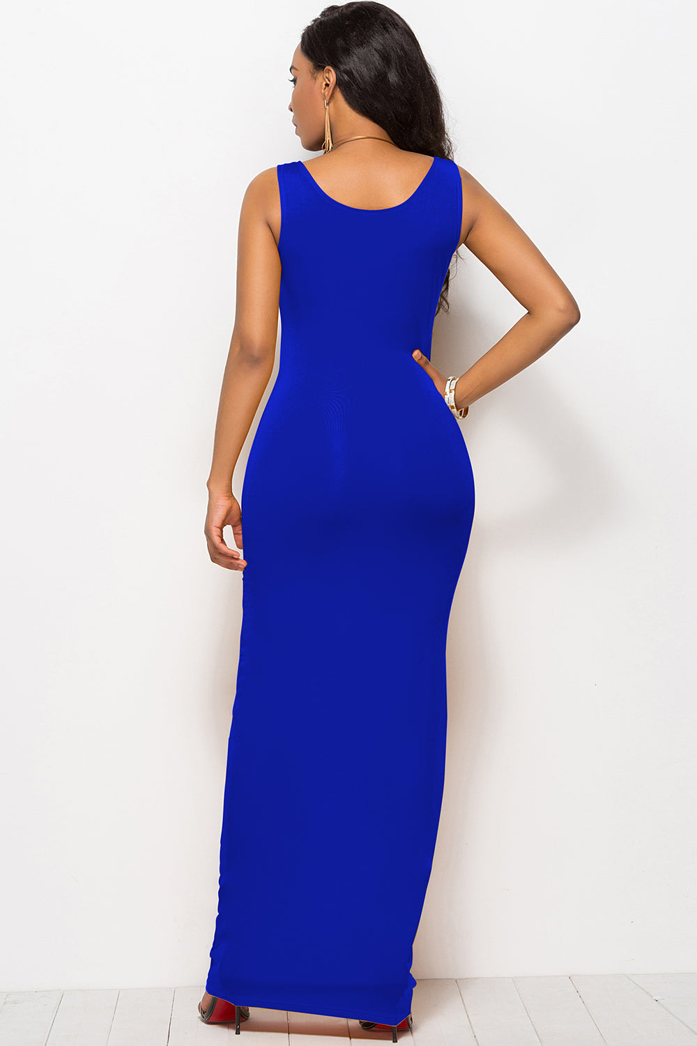 Vestido largo con escote redondo y tirantes anchos