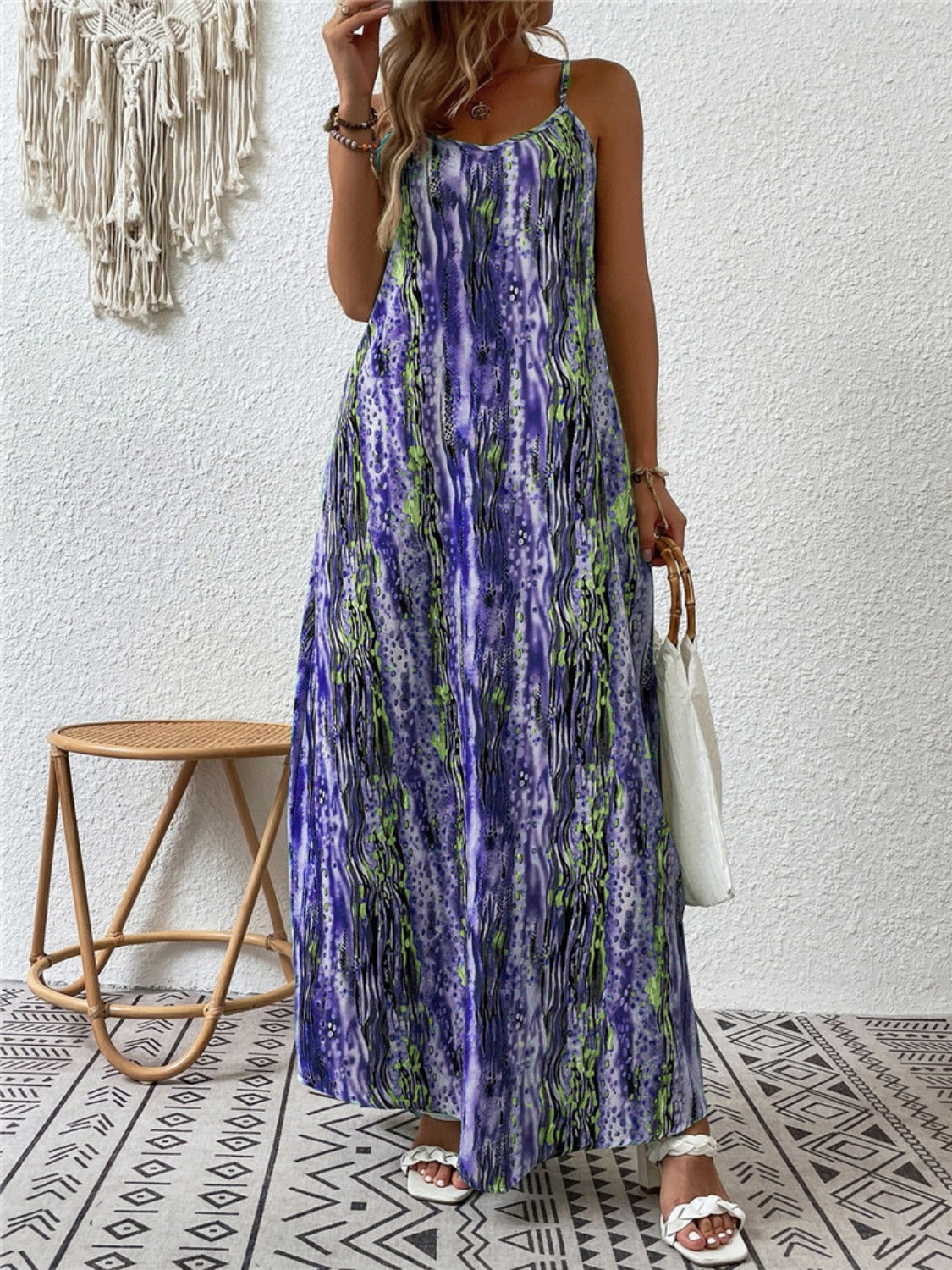 Vestido largo de tirantes finos con cuello redondo y estampado de talla grande
