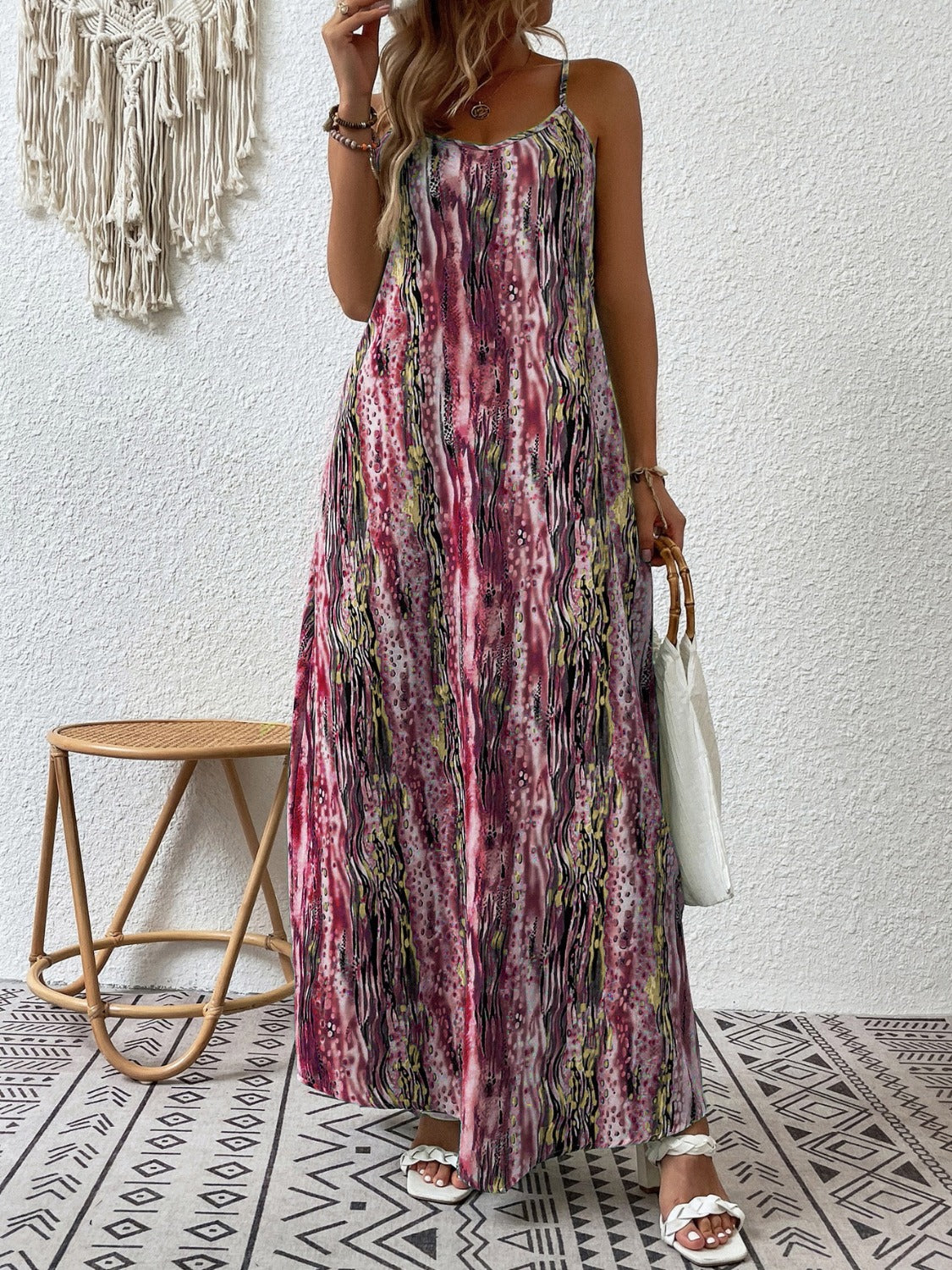 Vestido largo de tirantes finos con cuello redondo y estampado de talla grande