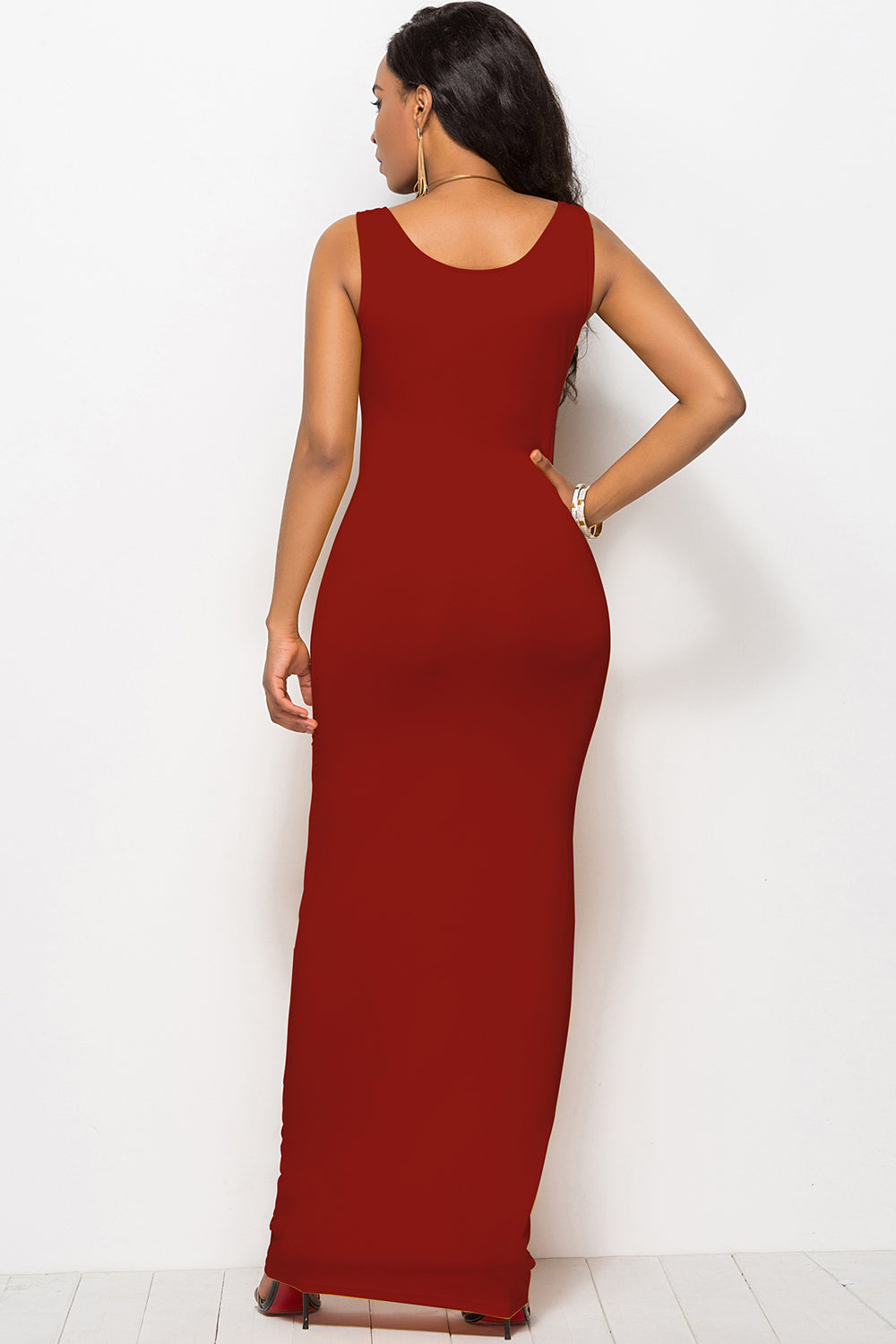 Vestido largo con escote redondo y tirantes anchos