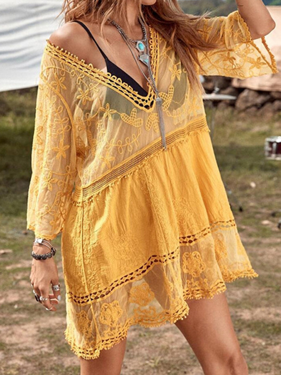 Vestido de noche con escote pronunciado y detalle de encaje