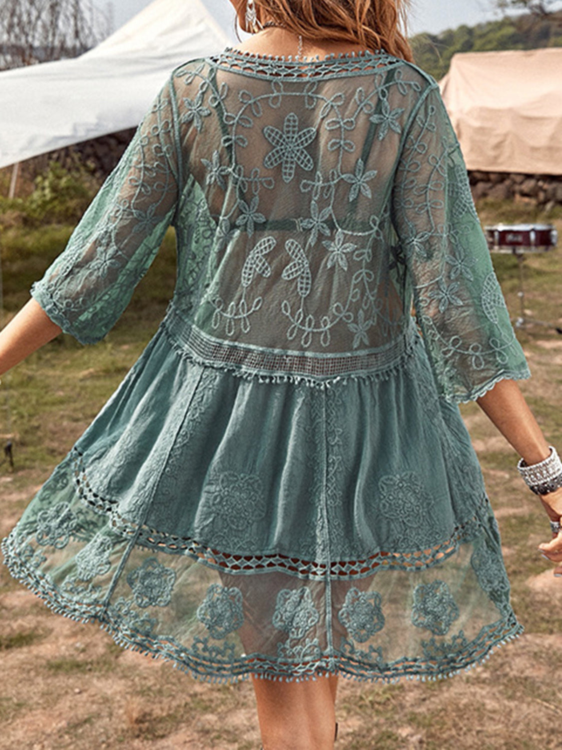 Vestido de noche con escote pronunciado y detalle de encaje