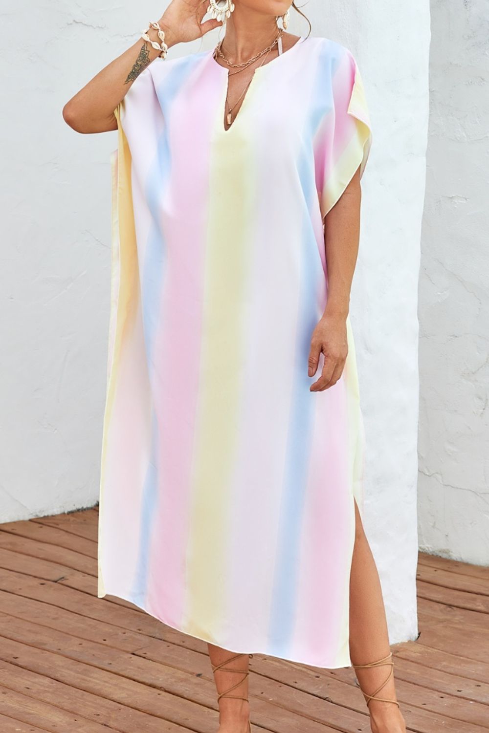 Vestido playero de manga corta con aberturas y rayas con muescas