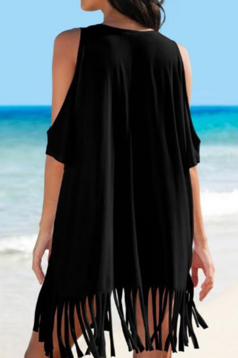 Vestido playero con flecos, escote en V y hombros descubiertos