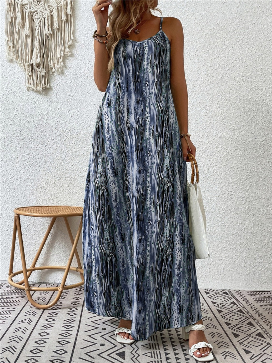 Vestido largo de tirantes finos con cuello redondo y estampado de talla grande