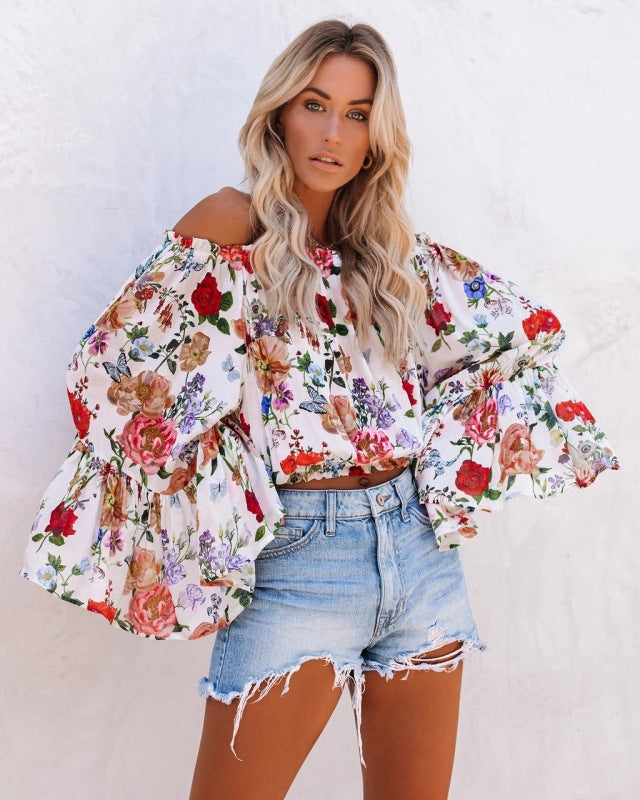 Top corto floral con mangas acampanadas y hombros descubiertos 
